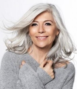 Les cheveux blancs chez les femmes